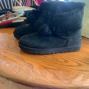 Black uggs with fiur on inside
